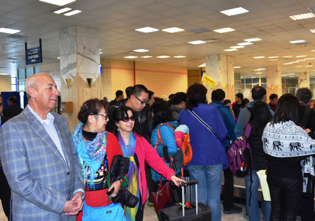 مطار أسوان يستقبل الفوج الصيني