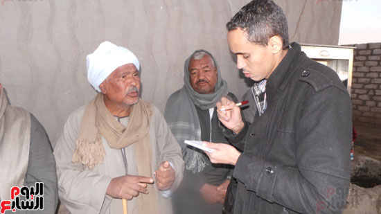 صحفى اليوم السابع مع أحد المزارعين