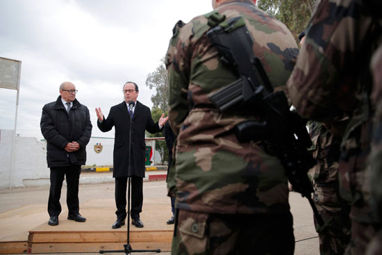  هولاند وبجواره وزير الدفاع الفرنسى يلقى كلمة أمام الجنود الفرنسيين فى العراق