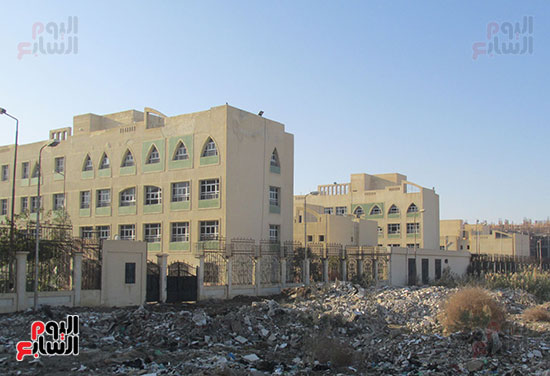 القمامة ومخلفات البناء تغلق أبواب كلية الطب جامعة بورسعيد