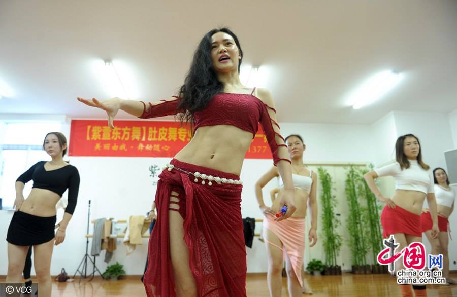 الراقصات الصينيات خلال التدريب على الرقص الشرقى
