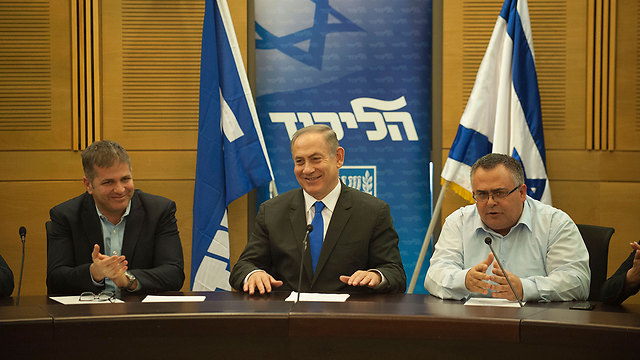 نتانياهو خلال جلسة الليكود مع اعضاء حزبه