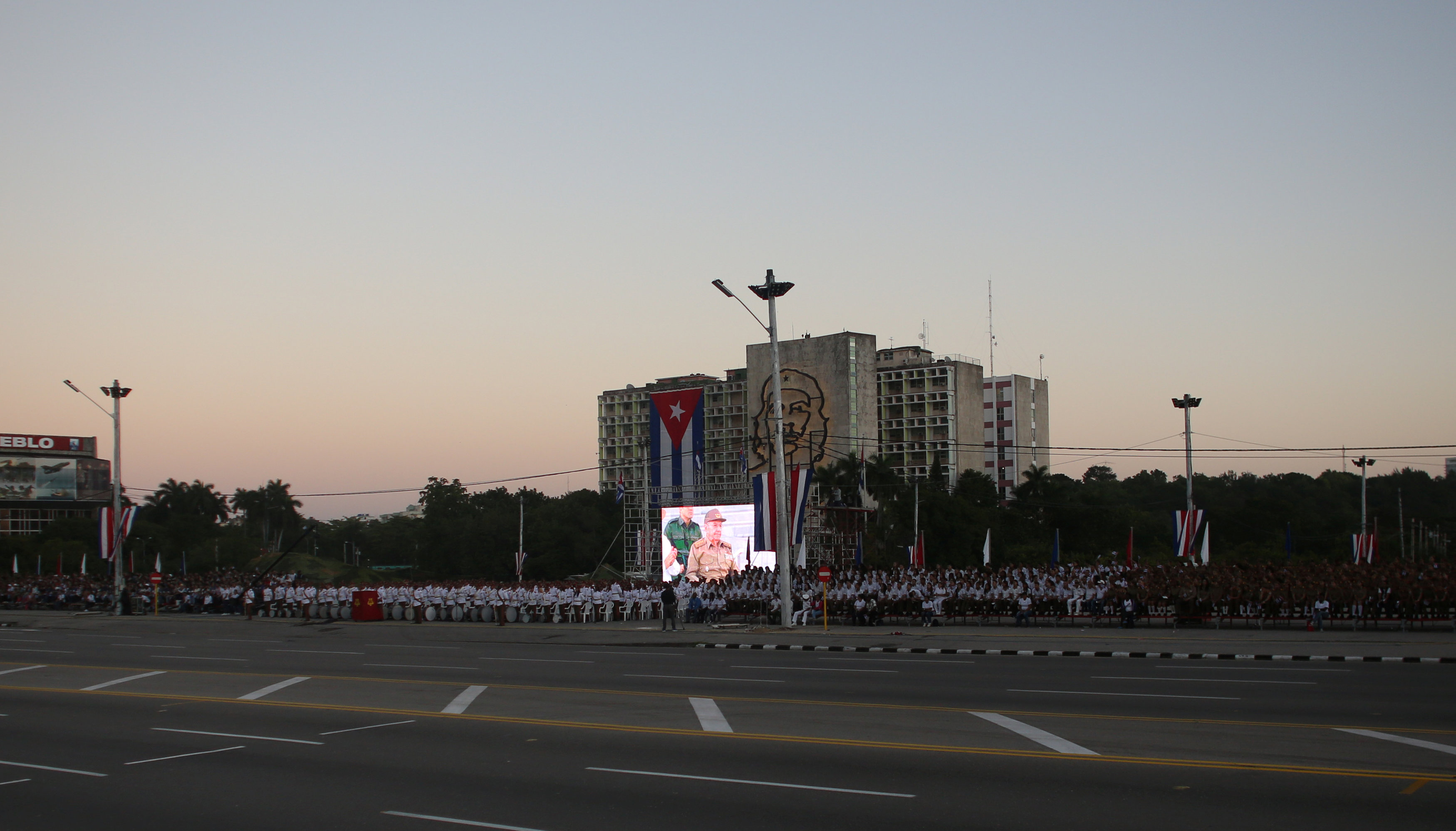الجيش الكوبى يكرم فيدل كاسترو فى عيد الثورة