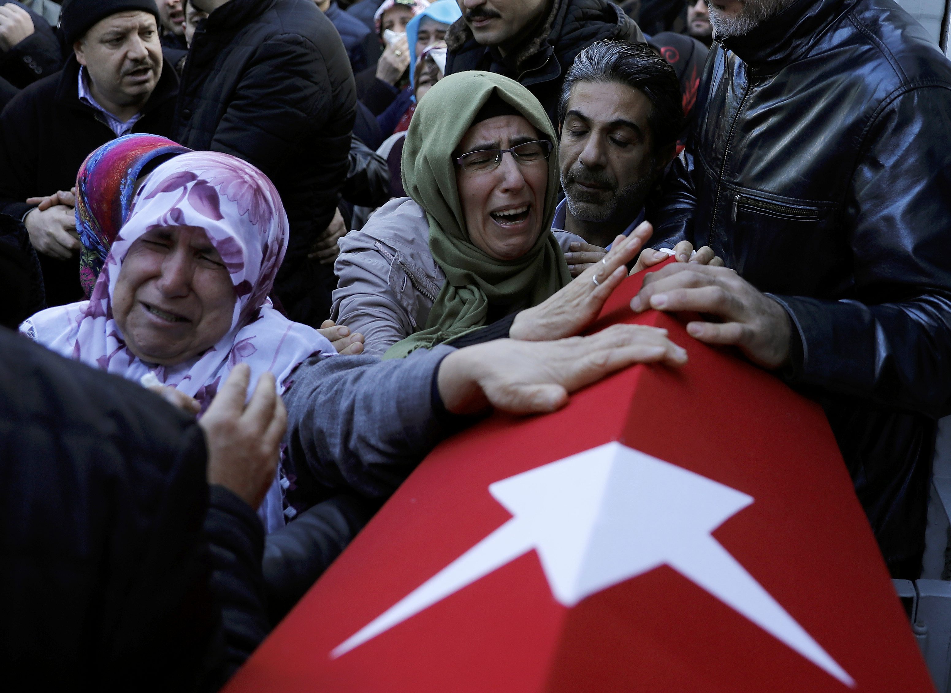 والدة حارس أمن وضحية للهجوم الإرهابى على الملهى الليلى باسطنبول