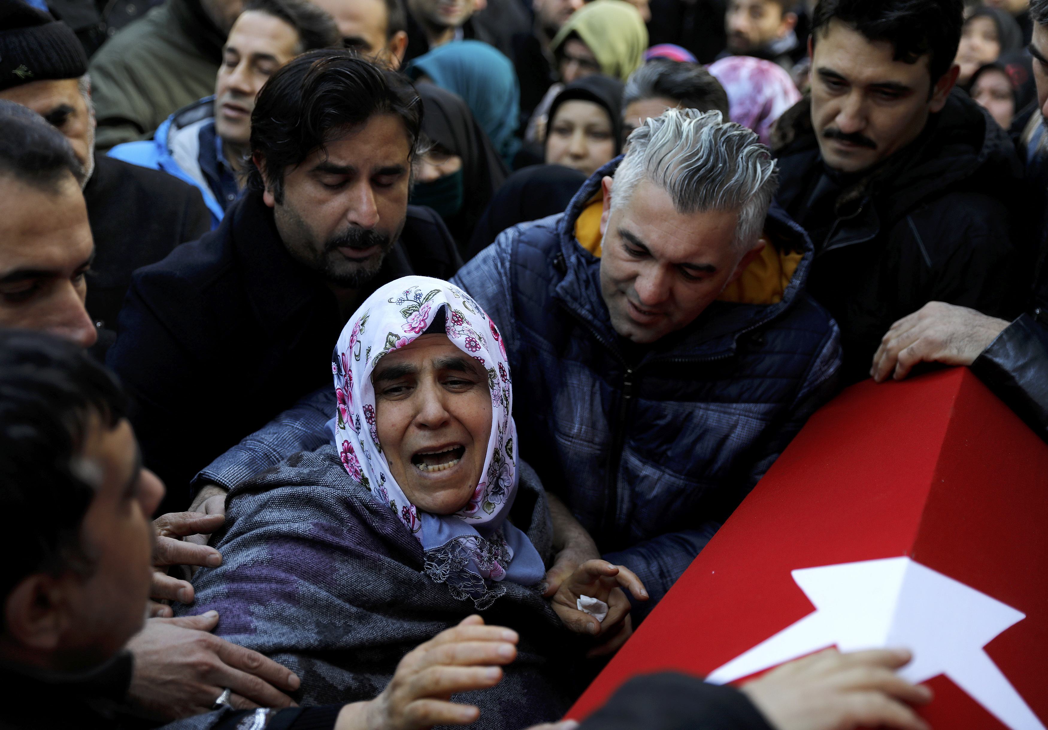 بكاء والدة ضحية الهجوم الإرهابى باسطنبول