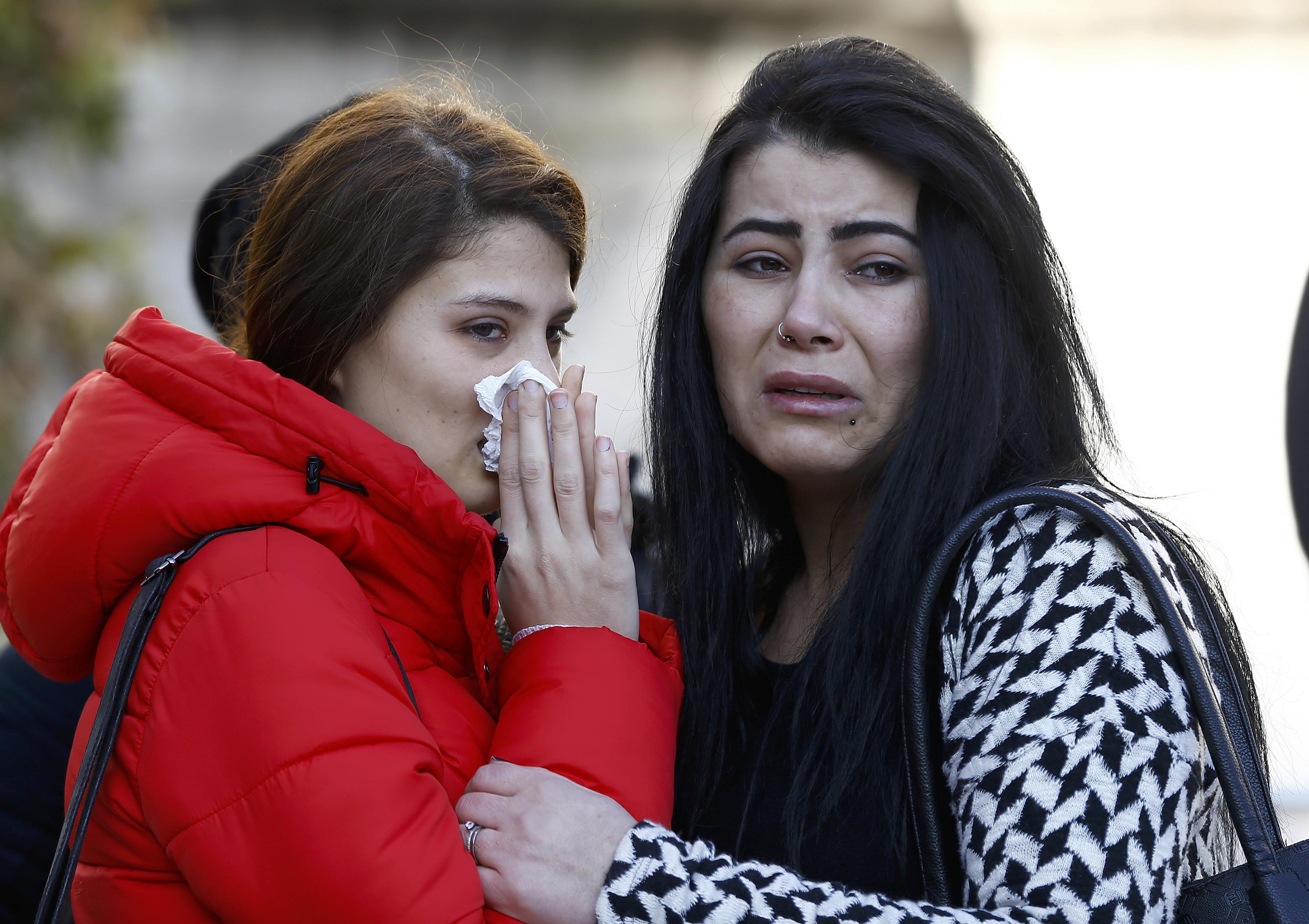 أقارب أحد ضحايا الهجوم الإرهابى على الملهى الليلى باسطنبول