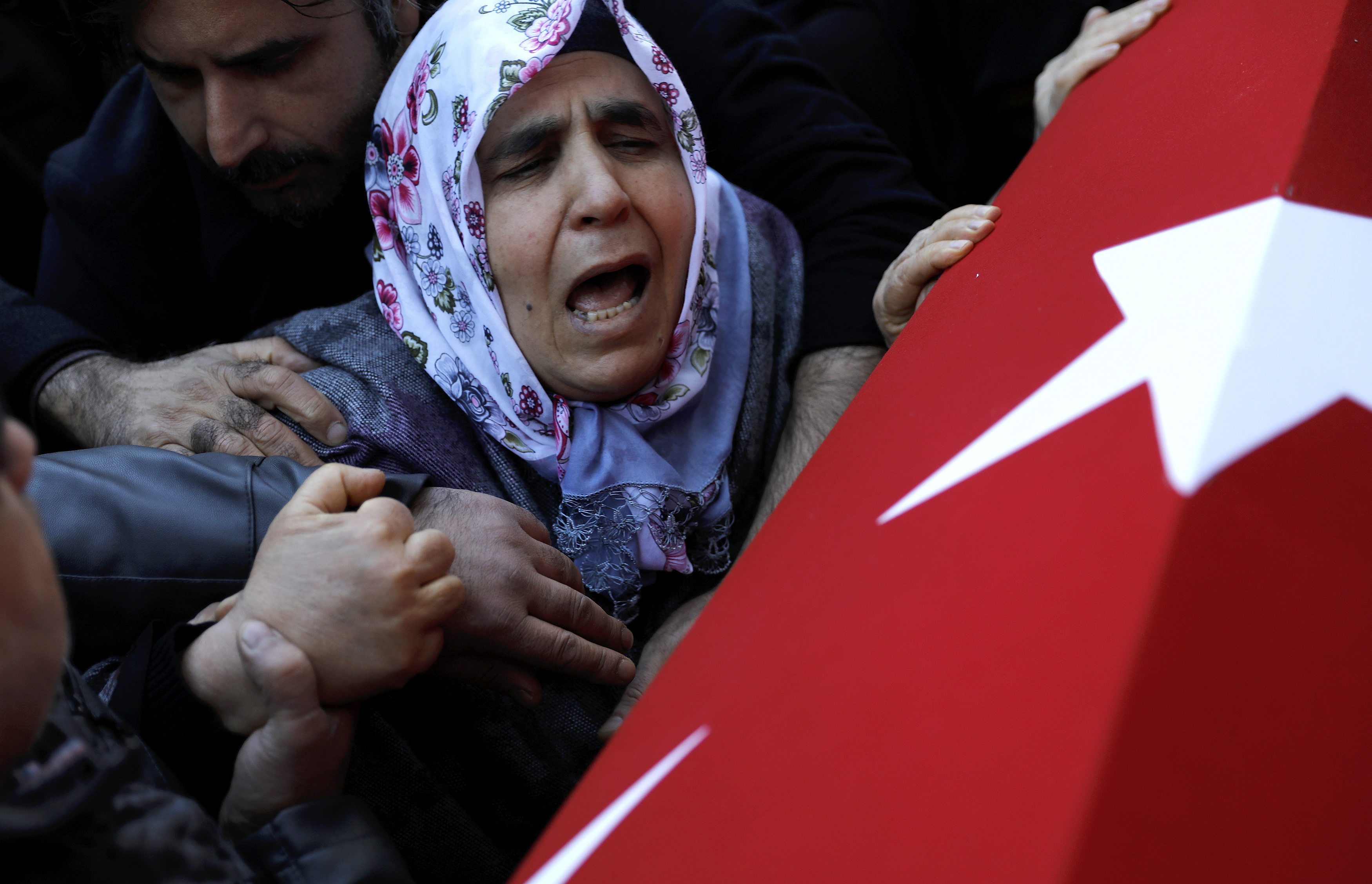 أم تودع ابنها ضحية الهجوم الإرهابى باسطنبول