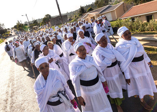 مسيرة حافية لأتباع الكنيسة المعمدانية فى جنوب أفريقيا للوصل لمعبد فى قمة الجبل