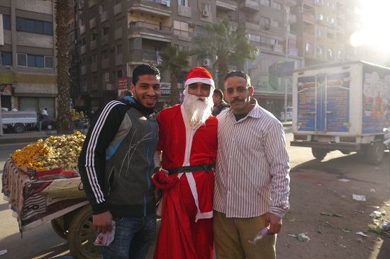 بابا نويل مع  أهالى فيصل