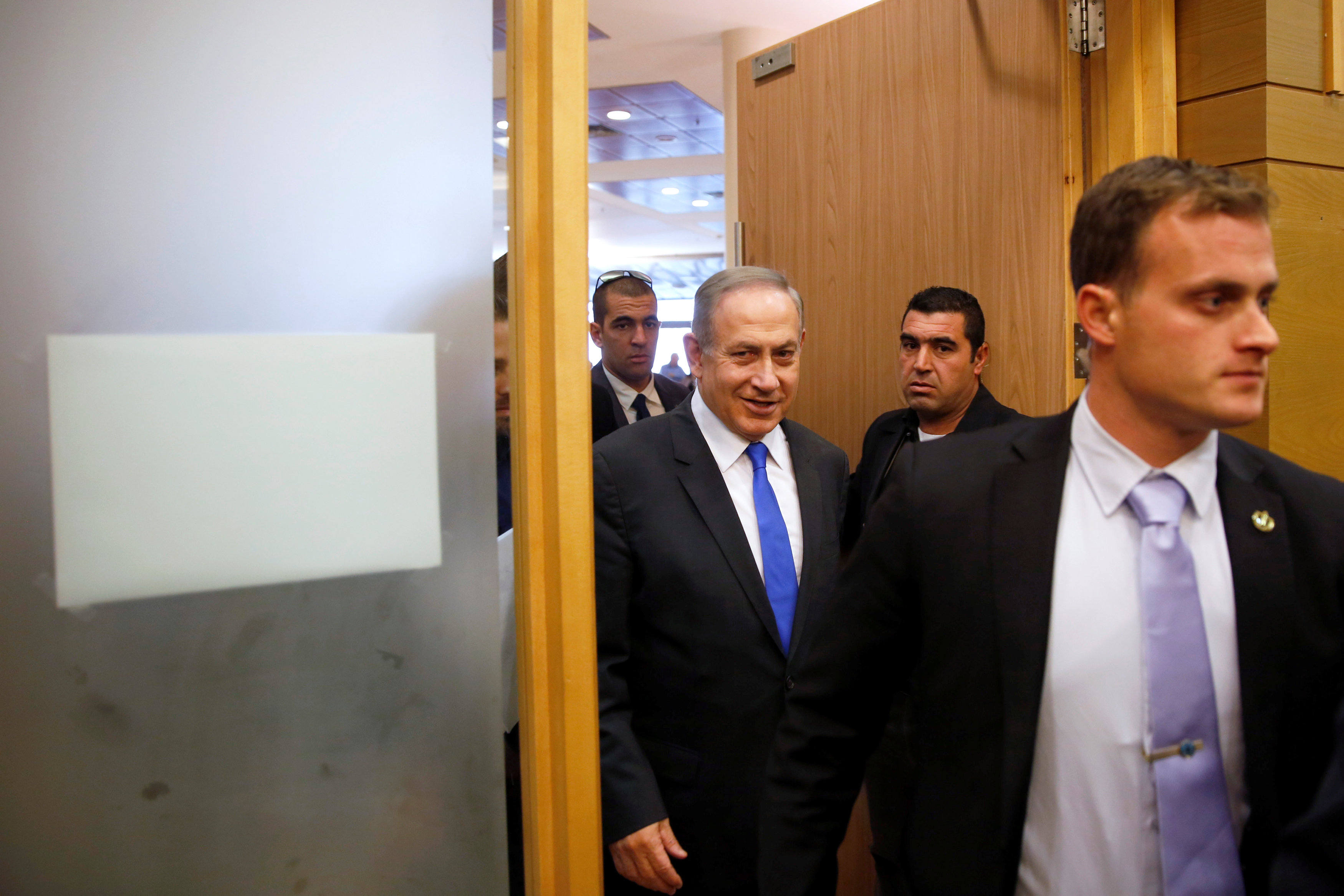 نتانياهو قبل اجتماع مع اعضاء الليكود