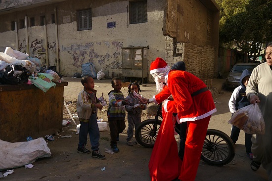 بابا نويل يعطى الأطفال الهديا