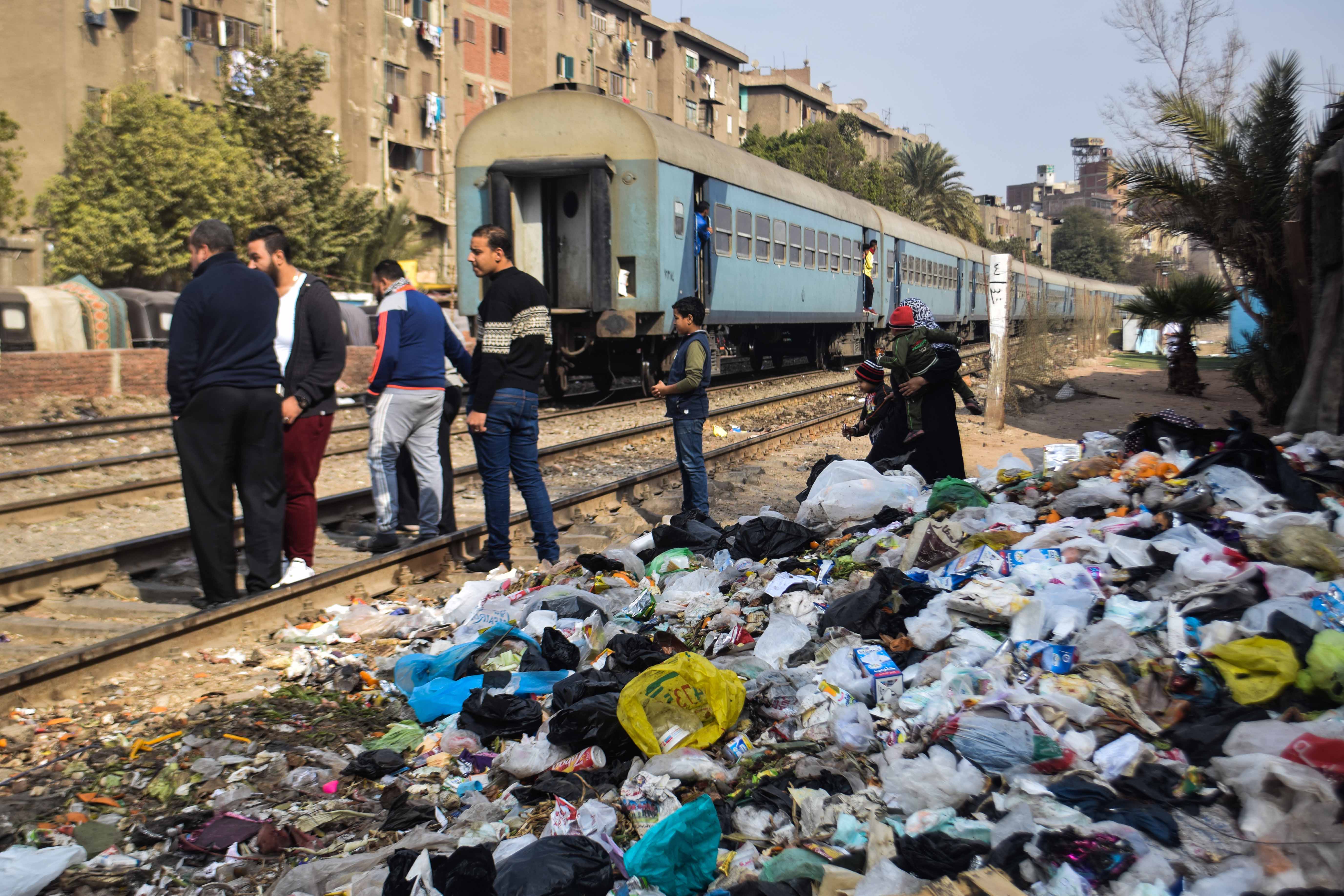 القطار والمواطنين بجوار القمامة