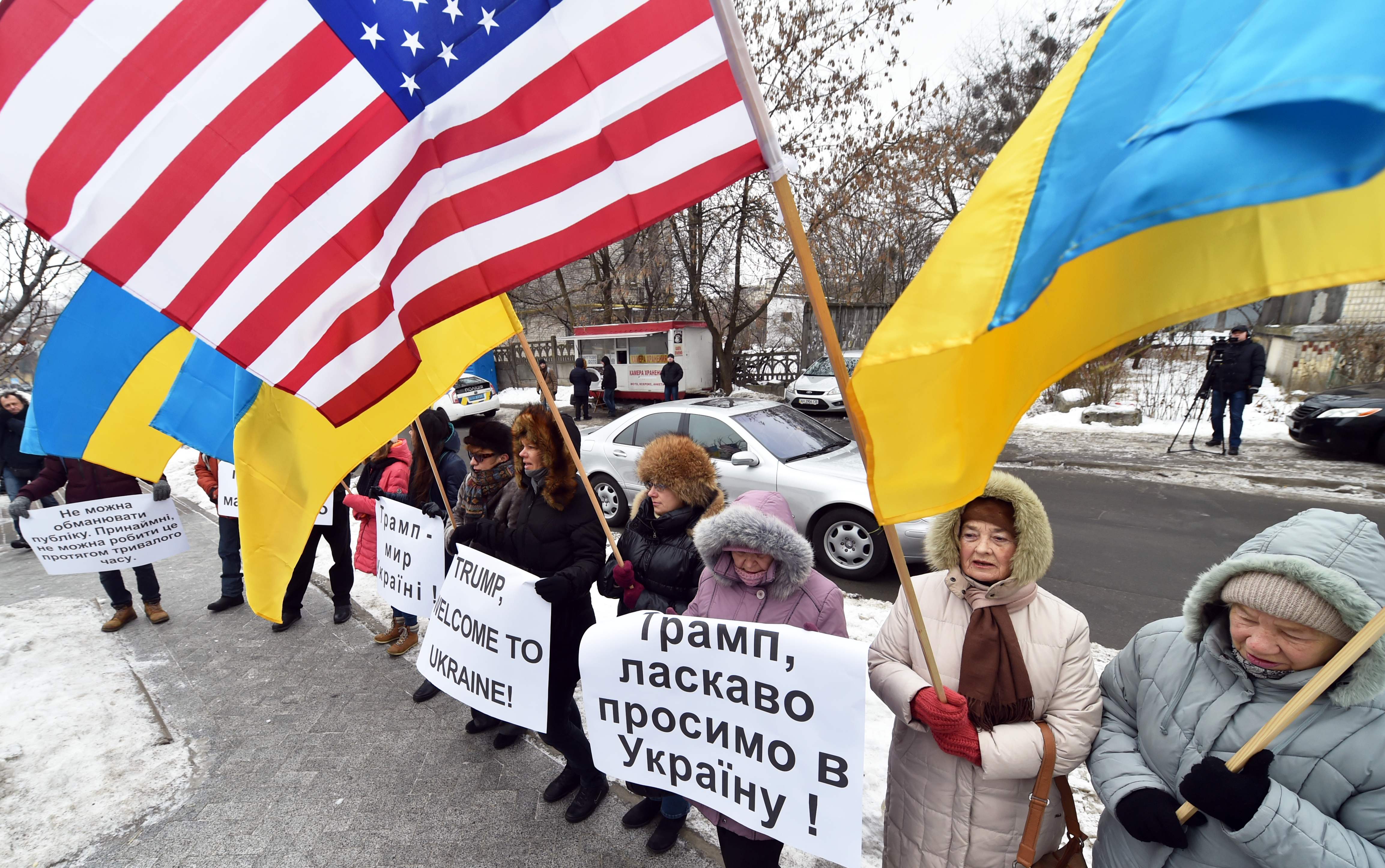 مؤيدو ترامب يحملون لافتات مكتوب عليها السلام لأوكرانيا