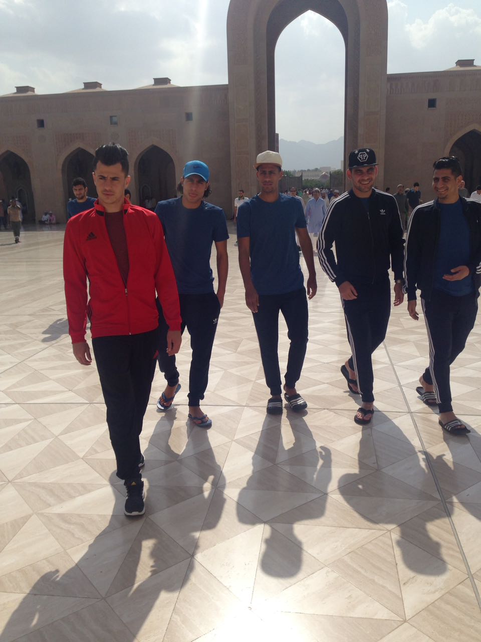 لاعبو المنتخب فى مسجد السلطان قابوس الاكبر