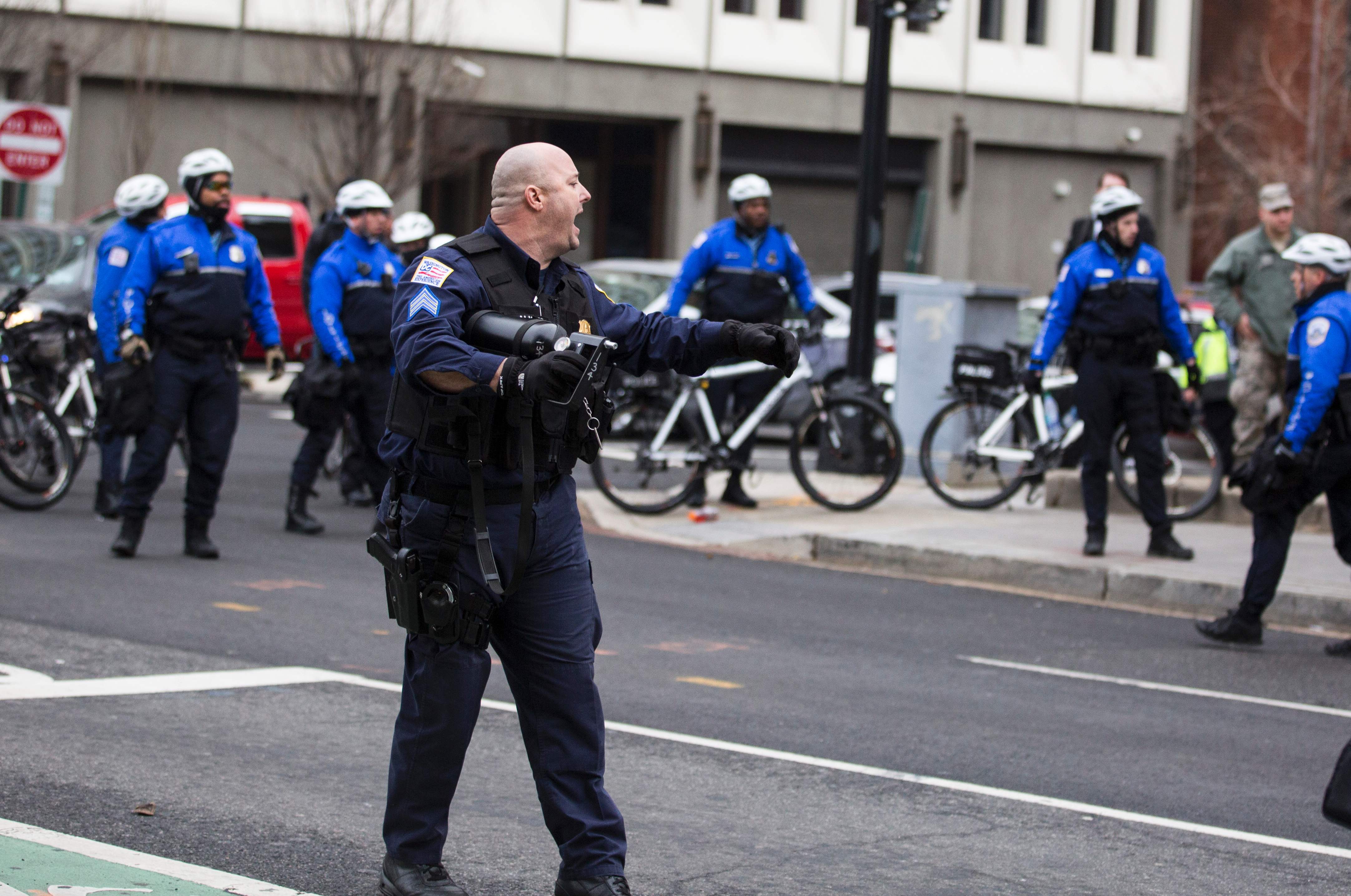 شرطى أمريكى أثناء تفريق مظاهرات ضد تنصيب ترامب