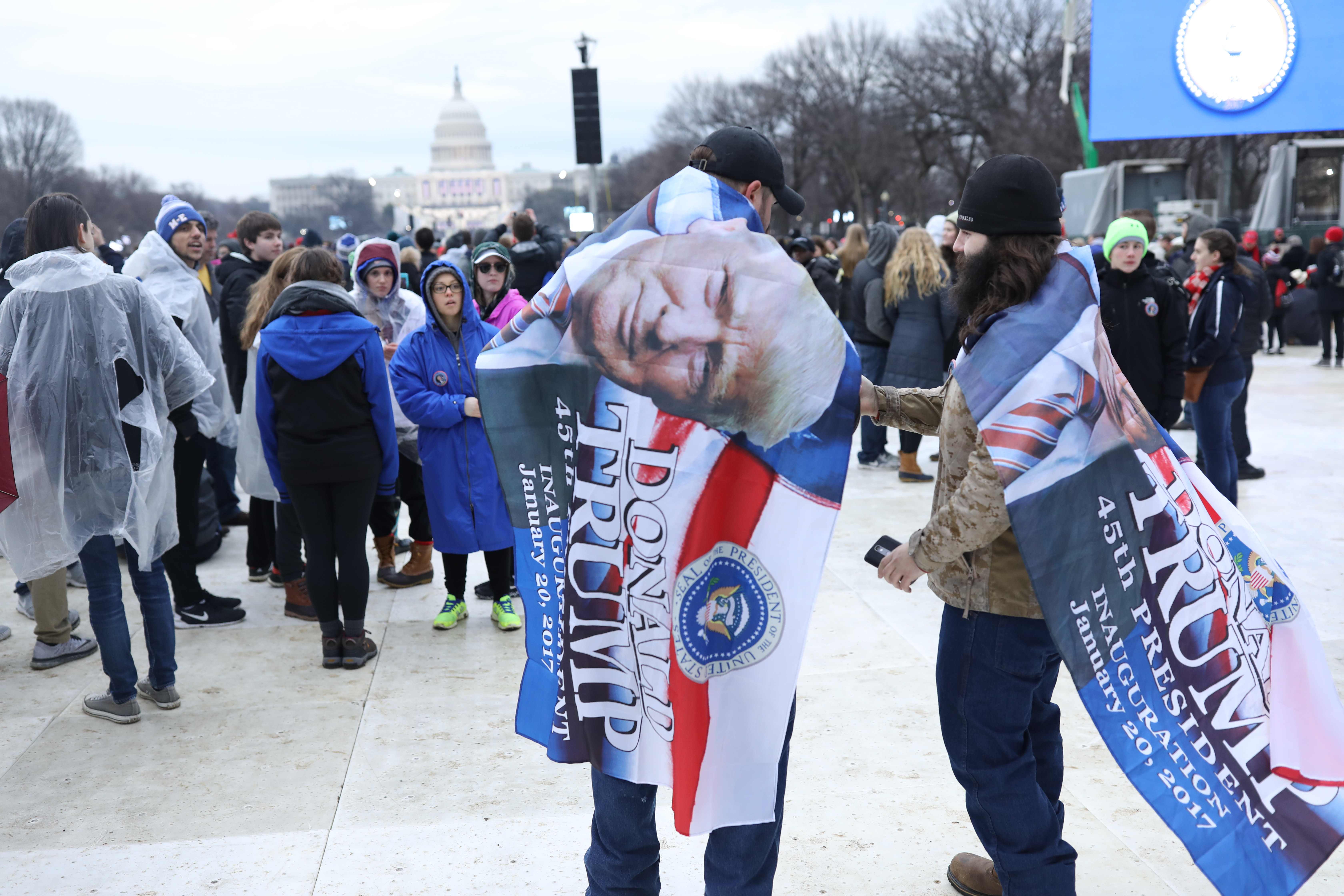 مؤيدو ترامب يحملون بوسترات بصورة أمام مبنى الكابيتول فى واشنطن