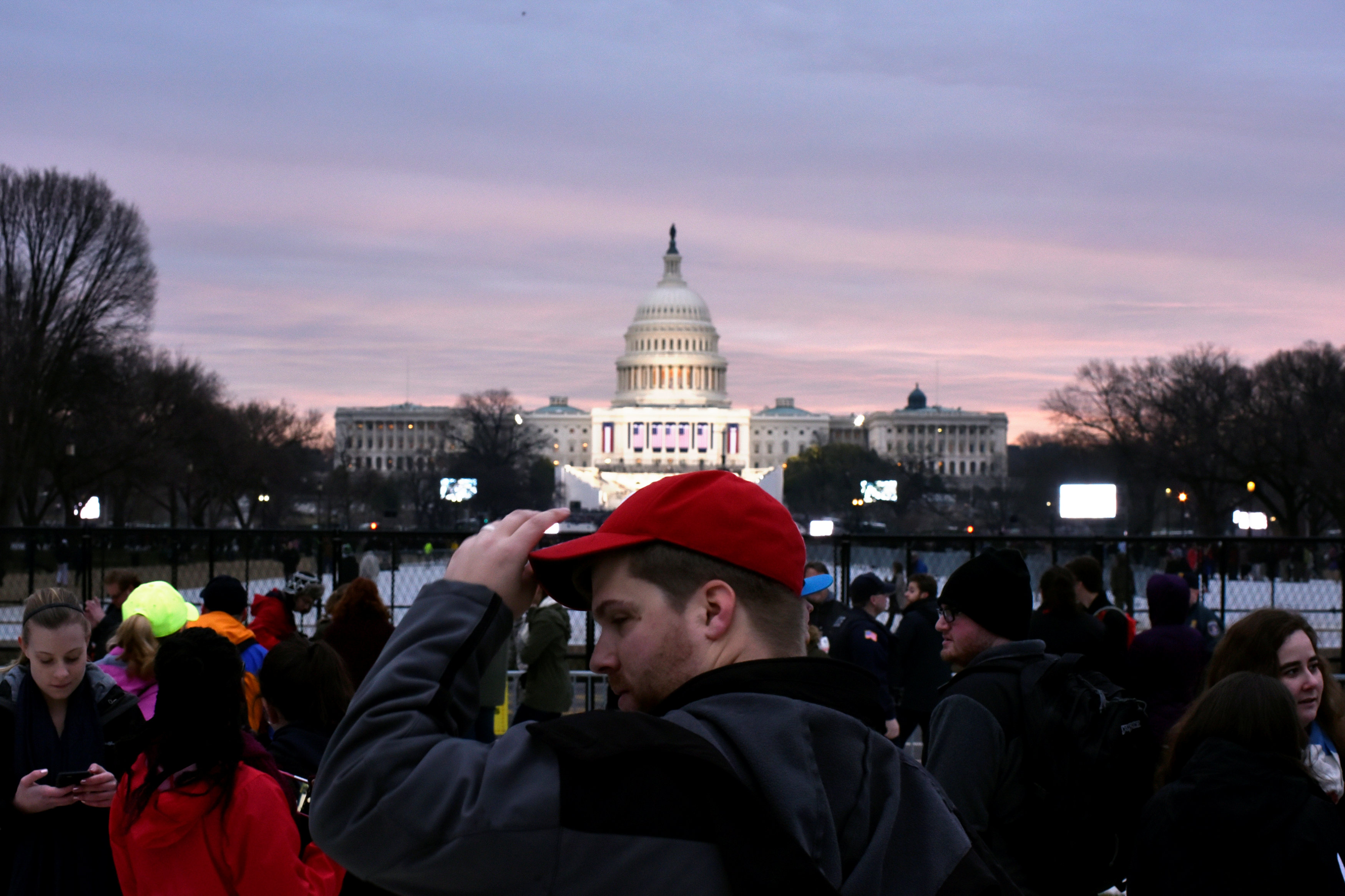 أحد الشباب المشاركين فى حفل تنصيب دونالد ترامب يرتدى قبعة حمراء