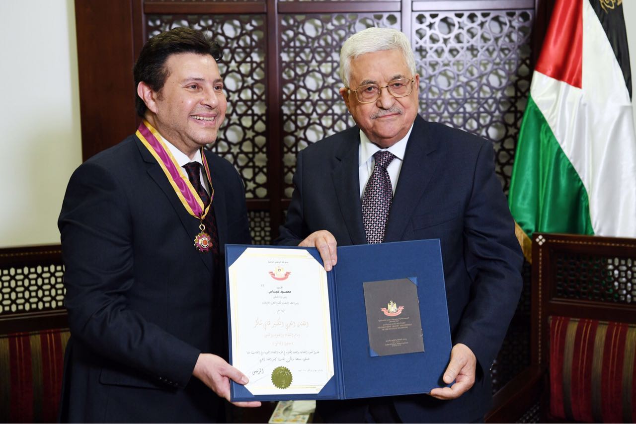 الرئيس الفلسطيني يكرم هانى شاكر (4)