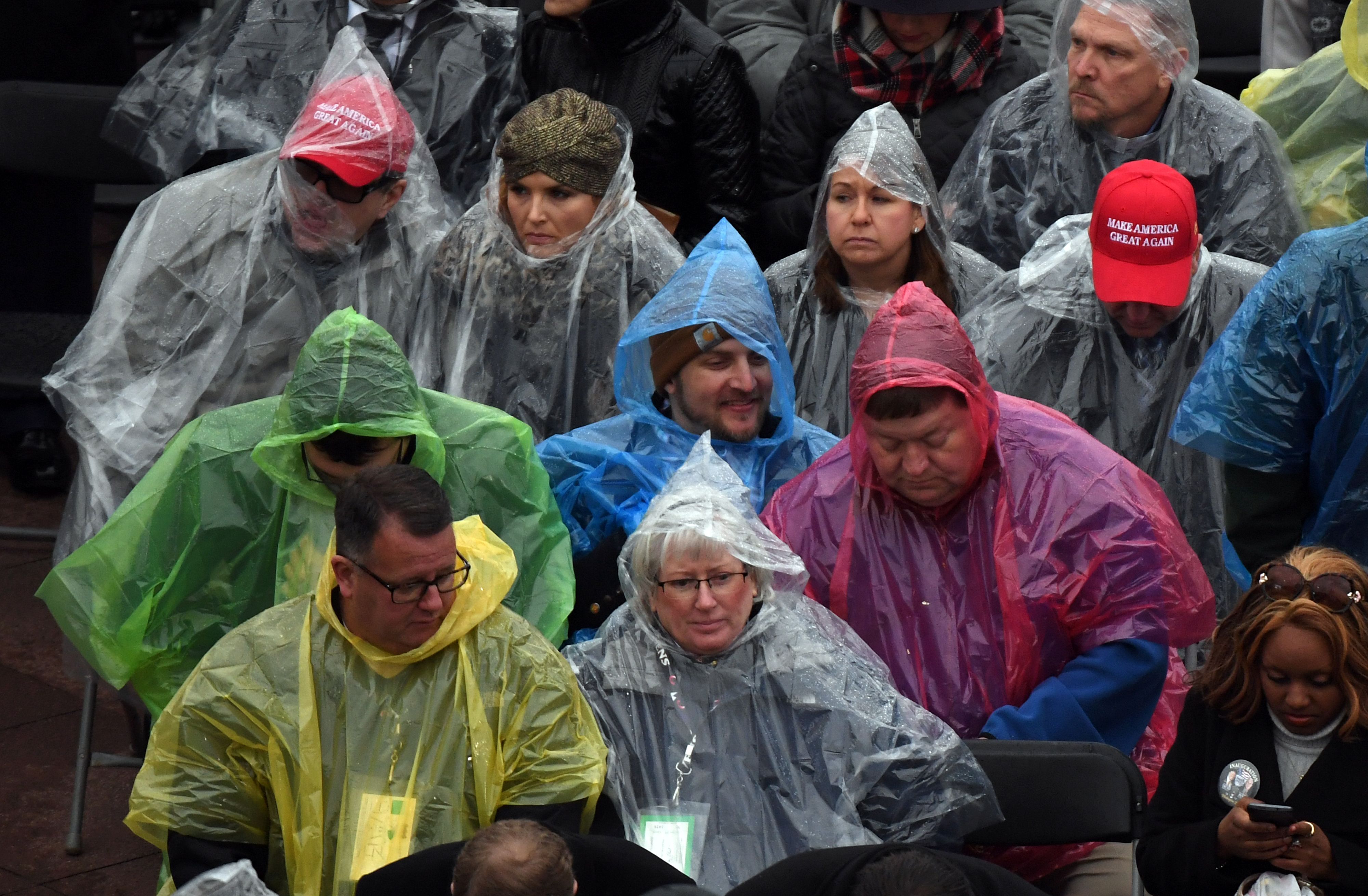 مؤيدو ترامب يرتدون ملابس بلاستيكية لحمايتهم من الأمطار فى واشنطن