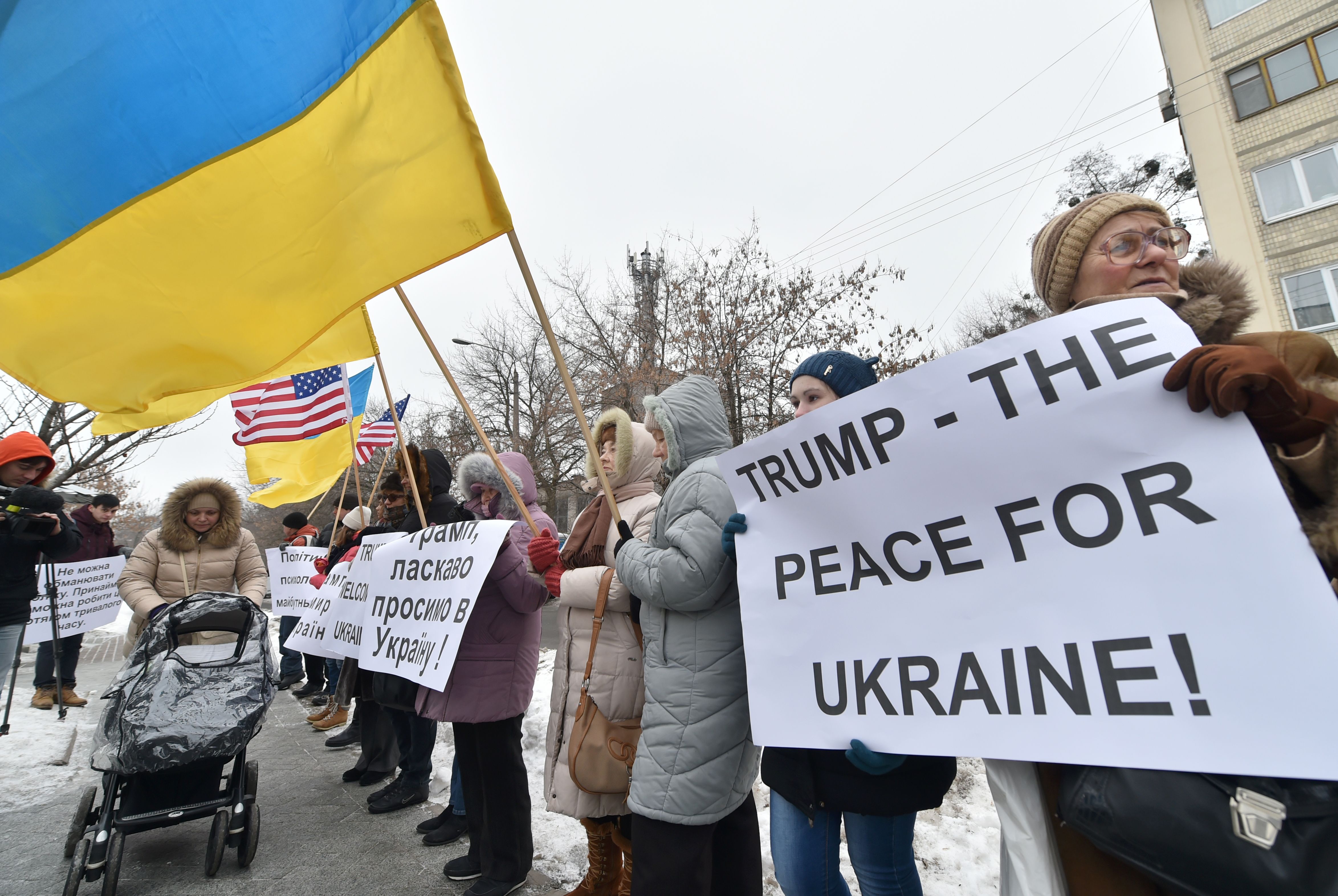 لافتة تطالب إدارة دونالد ترامب بدعم أوكرانيا
