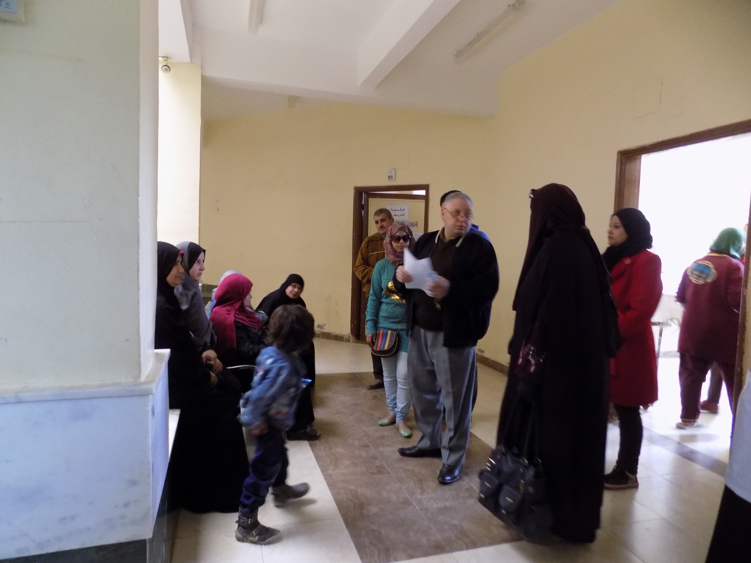 المواطنين امام العيادات بمستشفى طور سيناء