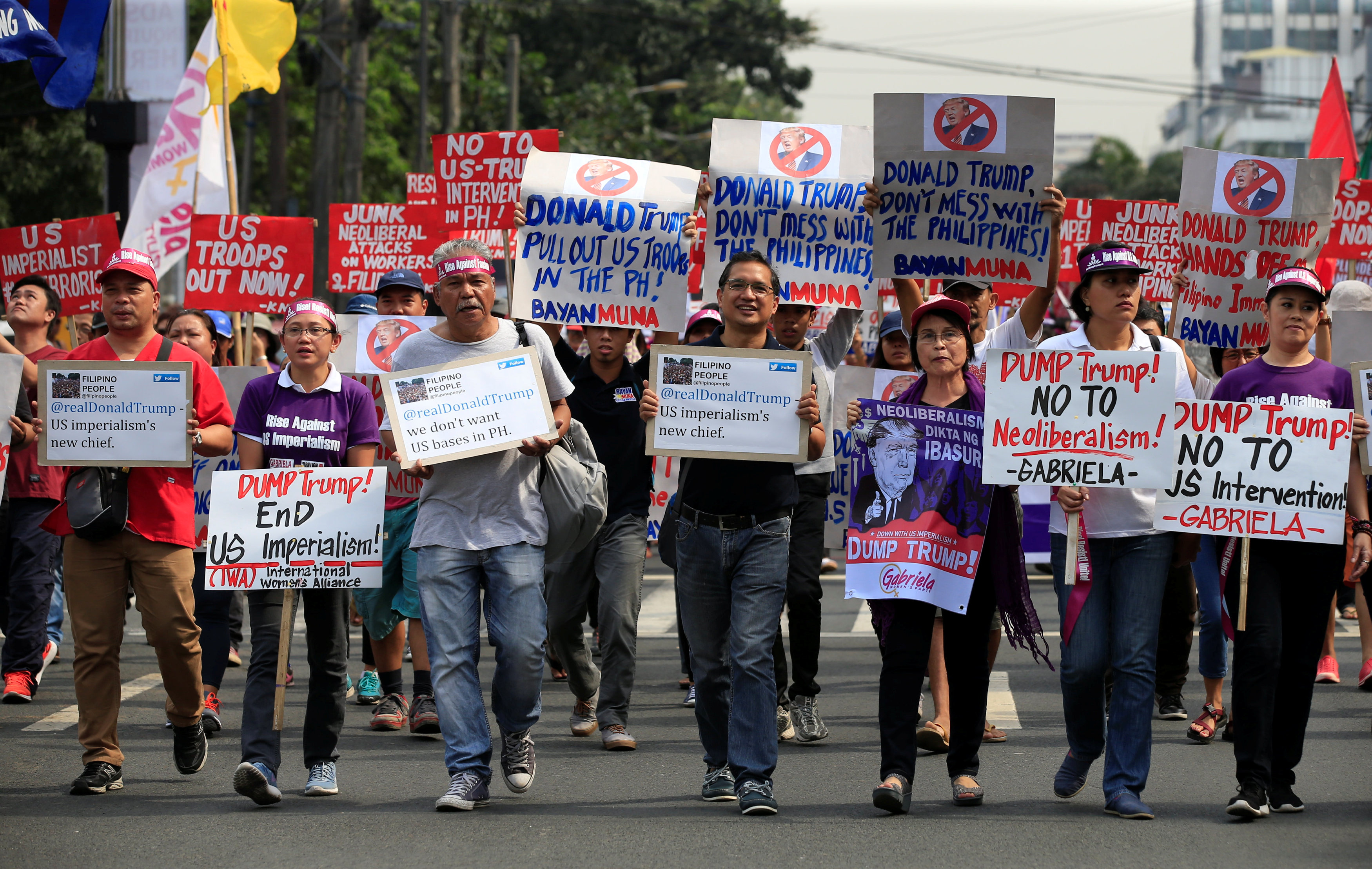 مظاهرات قرب السفارة الأمريكية فى الفلبين