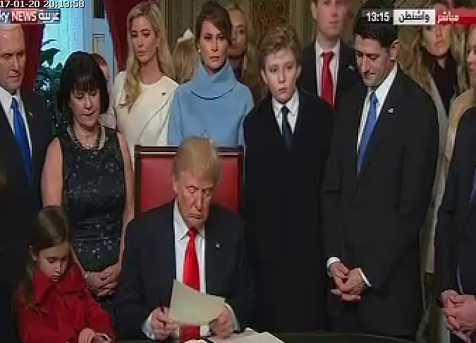 ترامب ينظر لتوقيعاته الالى بالبيت الأبيض