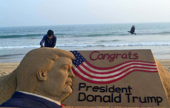 فنان هندى ينحت صورة لدونالد ترامب على الرمال فى الهند