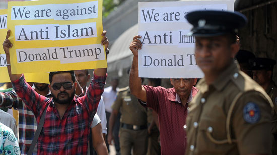 الشرطة السريلانكية تؤمن السفارة الأمريكية خلال تنظيم مظاهرة ضد دونالد ترامب