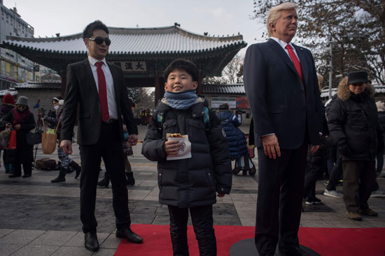 طفل يلتقط صورة مع تمثال الشمع لدونالد ترامب فى كوريا الجنوبية