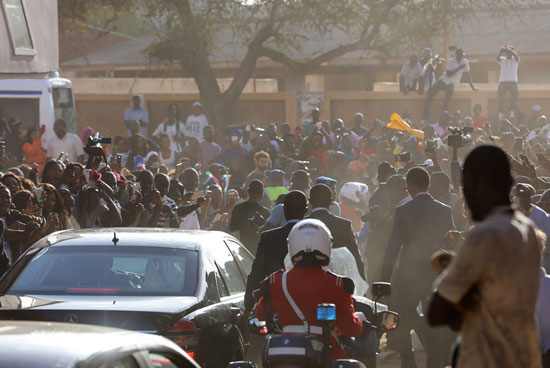 أداما بارو رئيس جامبيا الجديد يغادر سفارة بلاده فى السنغال عقب القاء القسم