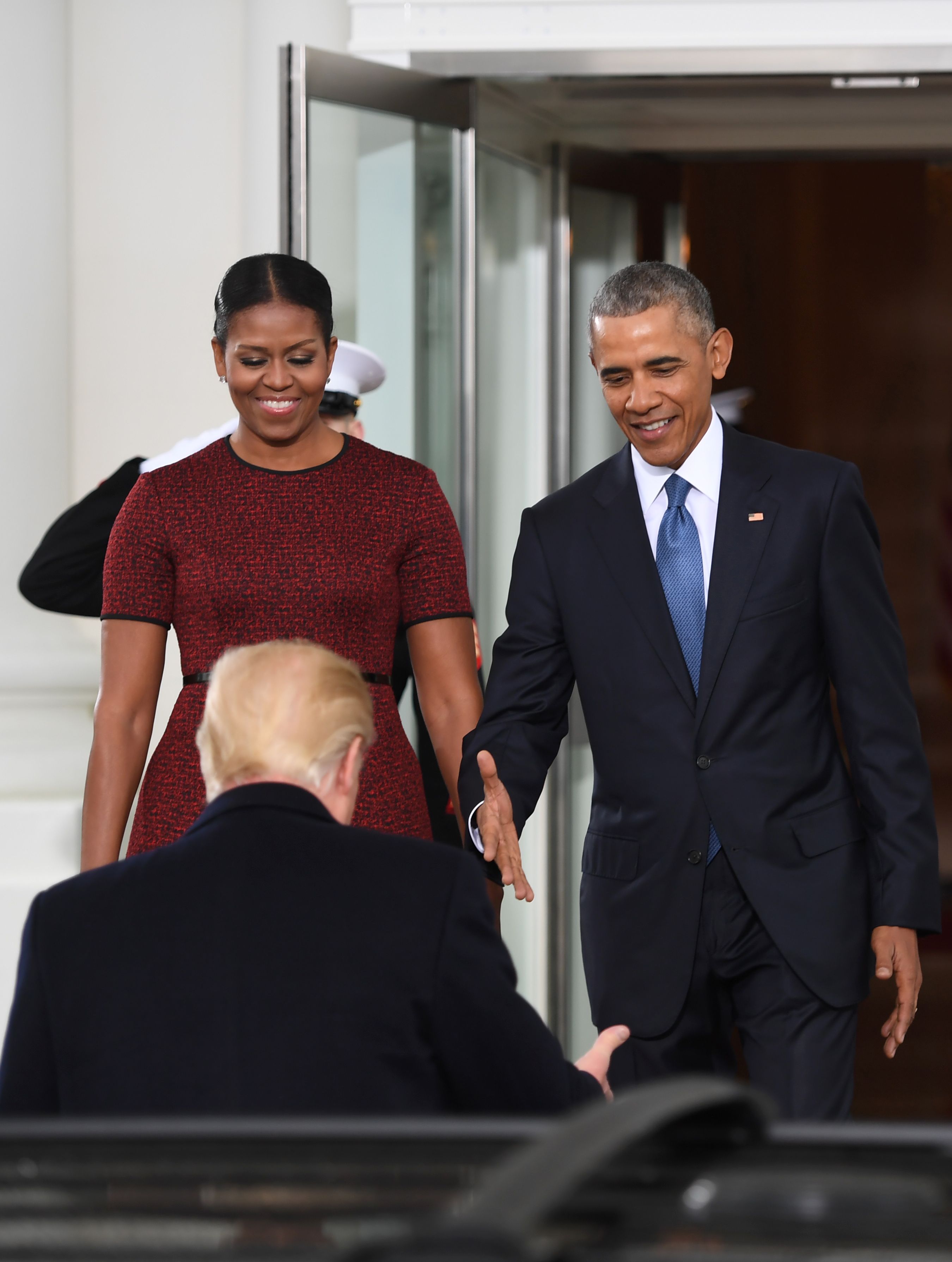 أوباما وميشيل يرحبان بترامب لدى وصوله