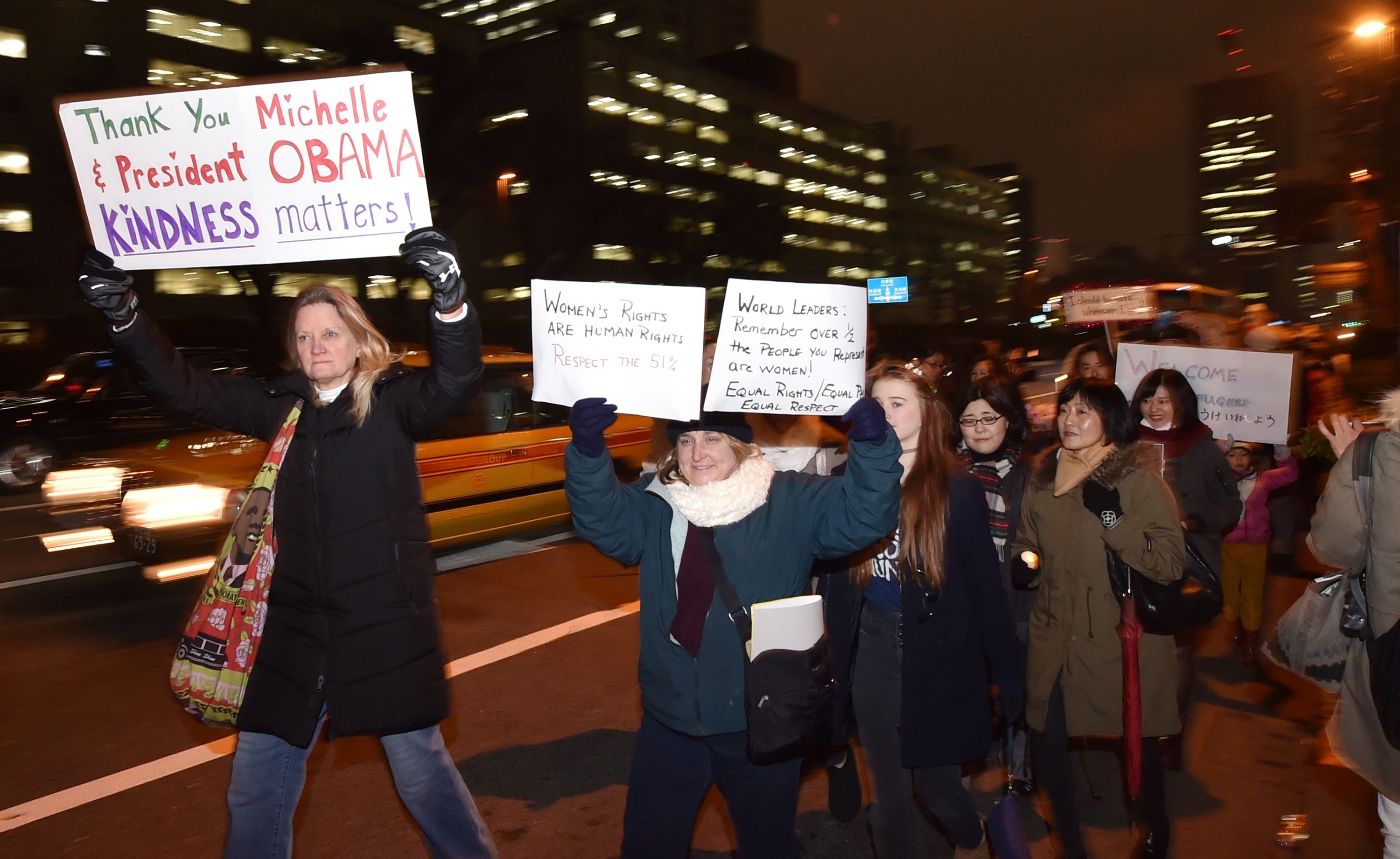 مواطنون يحملون لافتات لشكر باراك أوباما فى مسير بالعاصمة اليابانية طوكيو