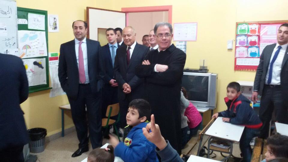 أبو الغيط فى أثناء زارته إلى إحدى مدارس اللاجئين