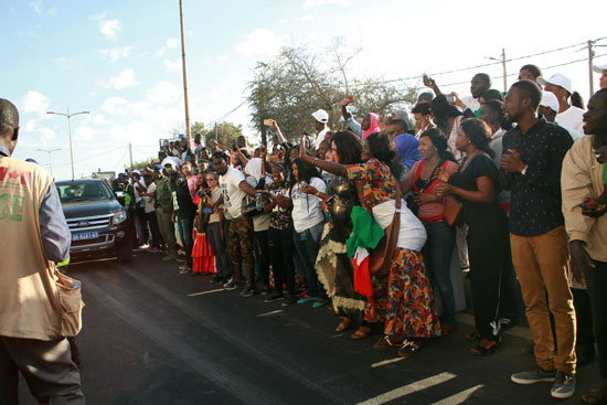 لحظة مغادرة أداما بارو رئيس جامبيا الجديد سفارة بلاده فى السنغال عقب القاء القسم