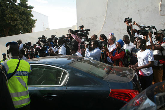 مغادرة أداما بارو رئيس جامبيا الجديد سفارة بلاده فى السنغال عقب القاء القسم