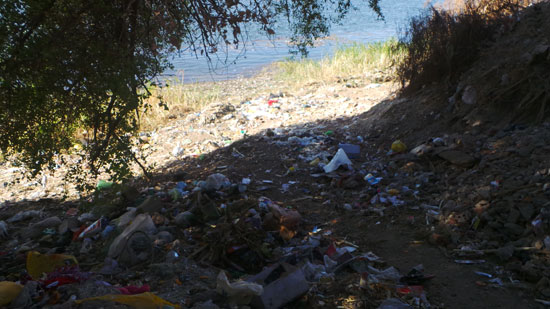 القمامة منتشرة أمام النيل