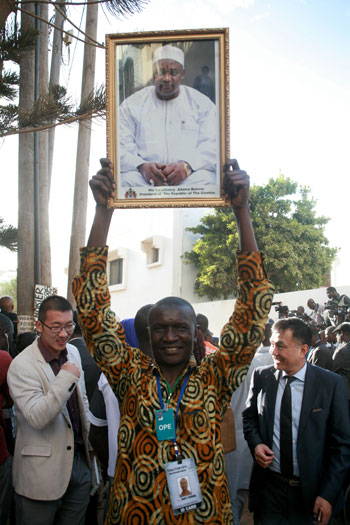 أحد المحتفلين بالرئيس الجديد يحمل صورة له