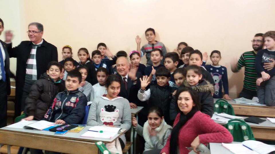 أبو الغيط يتوسط تلاميذ  مدرسة اللاجئين السوريين