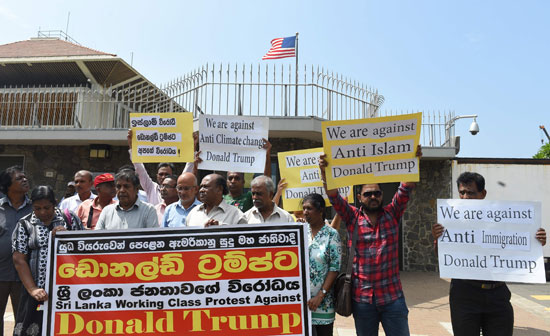 متظاهرون ضد دونالد ترامب أمام السفارة الأمريكية فى سريلانكا