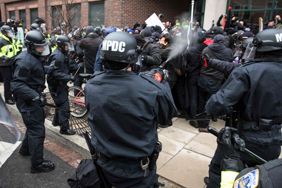 عنف-الشرطة-الأمريكية-ضد-المتظاهرين-(3)