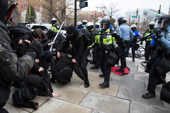 عنف-الشرطة-الأمريكية-ضد-المتظاهرين-(1)