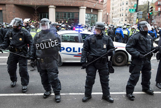 عنف-الشرطة-الأمريكية-ضد-المتظاهرين-(2)