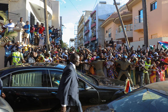 لحظة وصول أداما بارو رئيس جامبيا الجديد إلى سفارة بلاده فى السنغال
