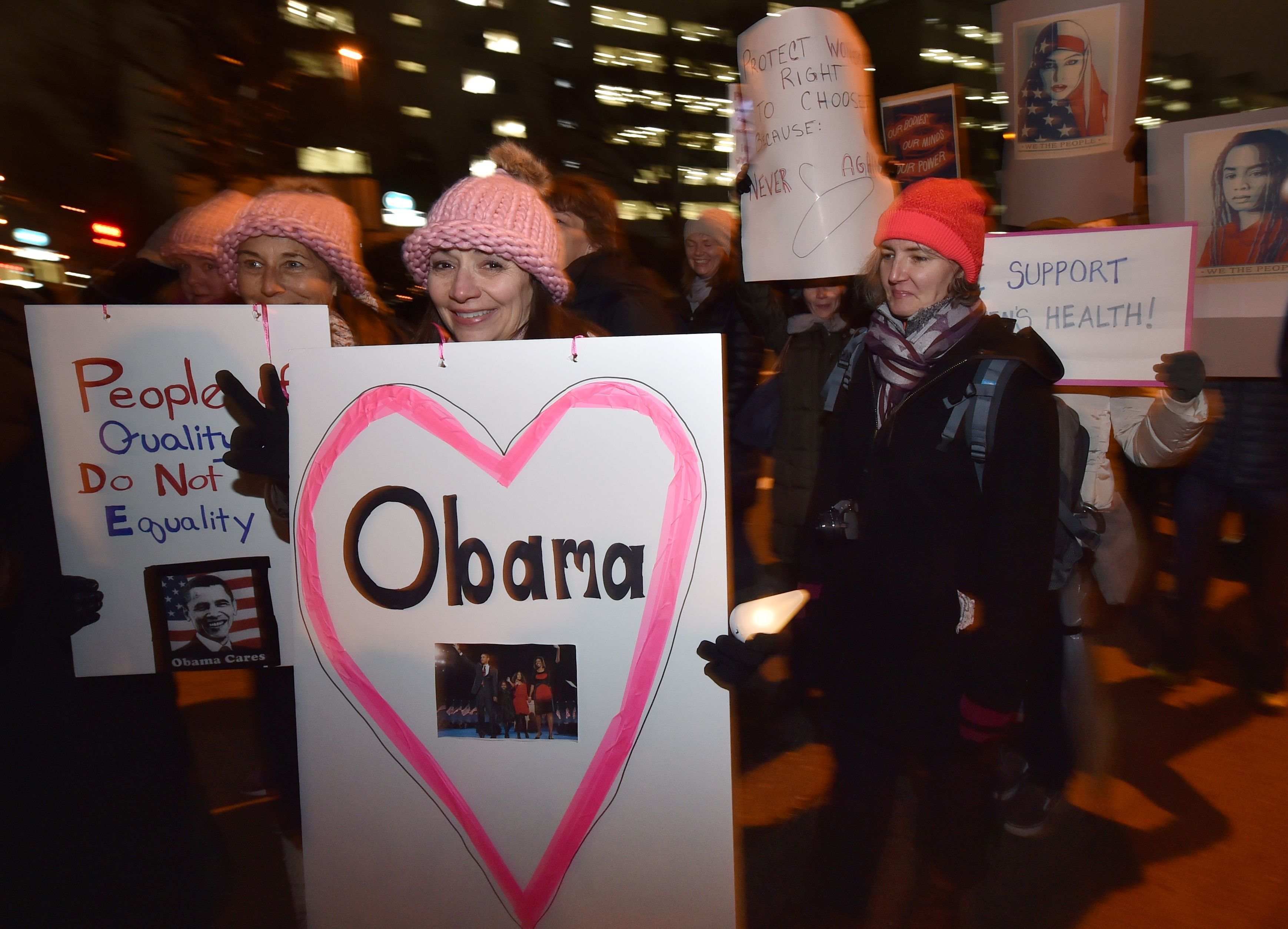 سيدة تحمل لافتة مرسوم عليها قلب لشكر باراك أوباما