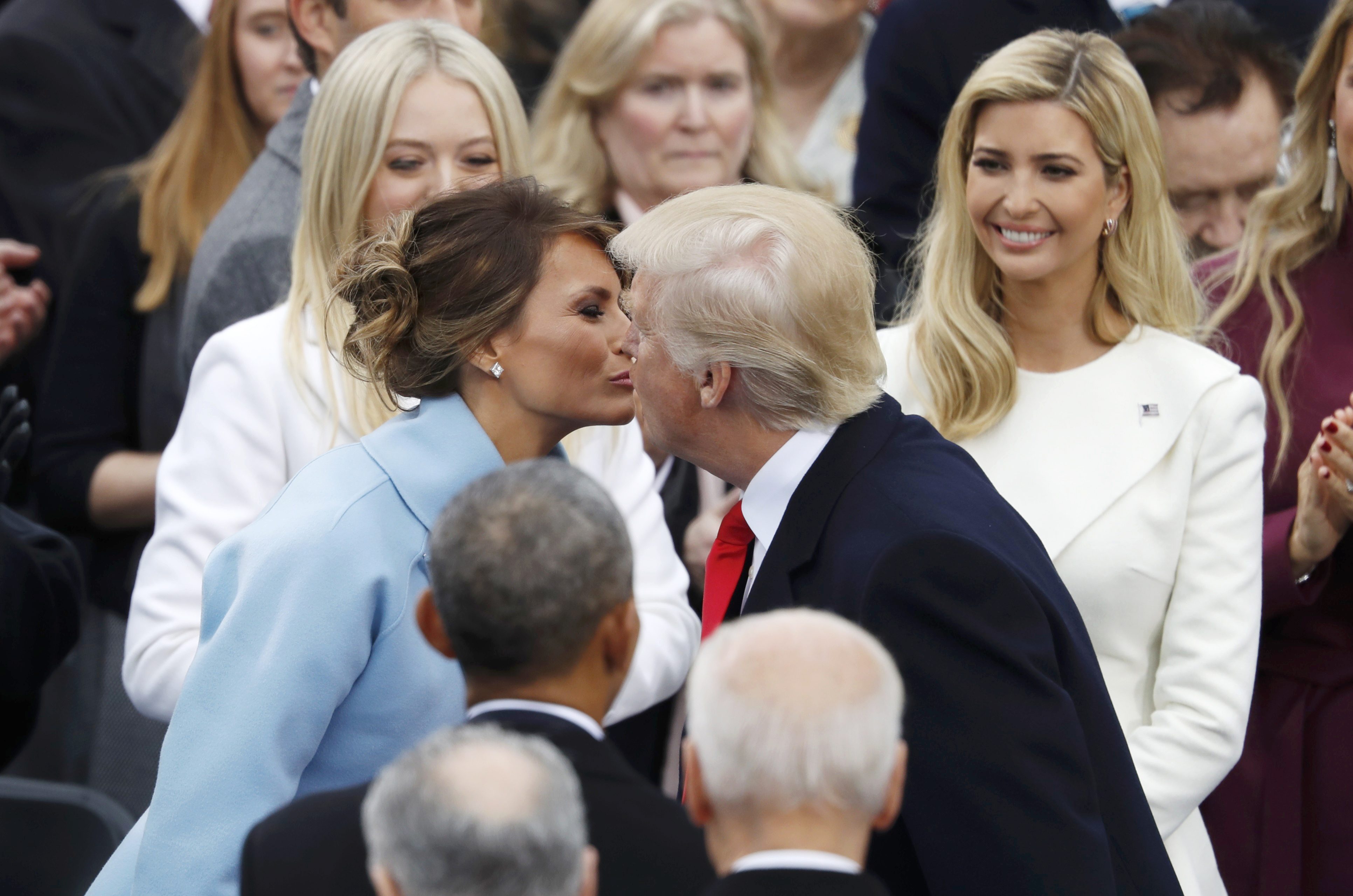 ترامب يٌقبل زوجته خلال حفل التنصيب