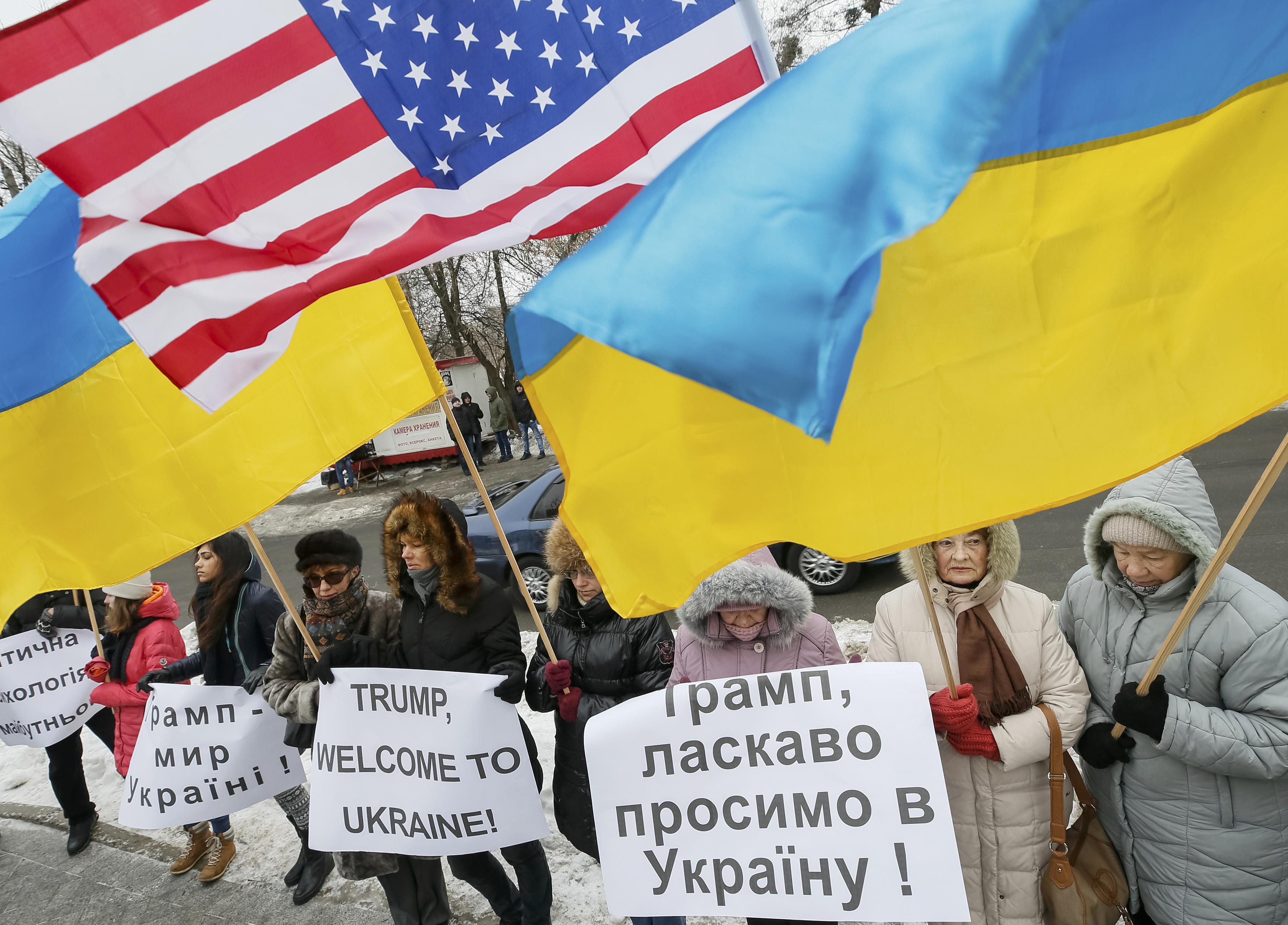مؤيدو ترامب يحملون الأعلام الأوكرانية والأمريكية فى وقفة لتأييده