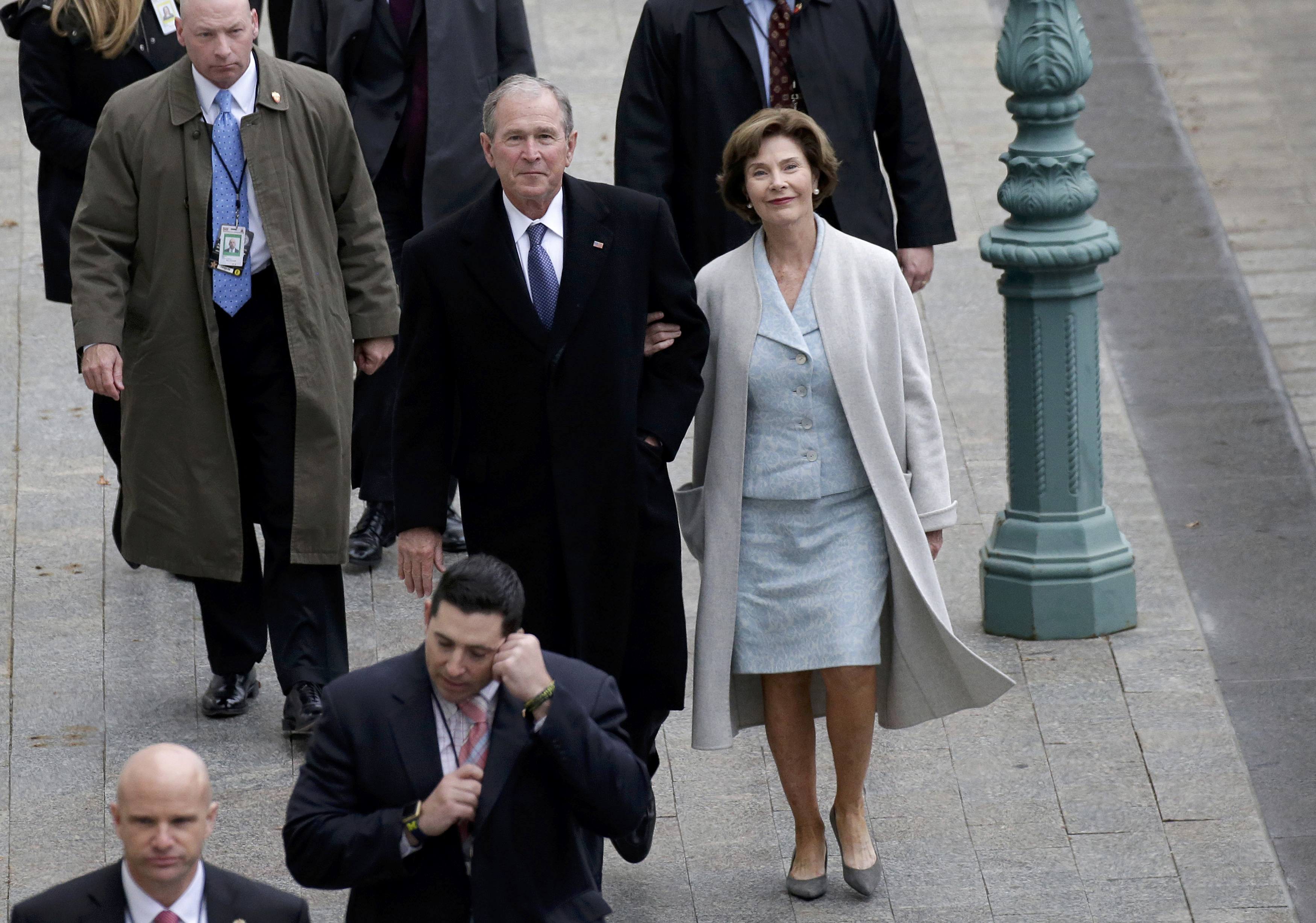 جورج بوش وزوجته يصلان إلى الجناح الشرقى لمقر تنصيب دونالد ترامب