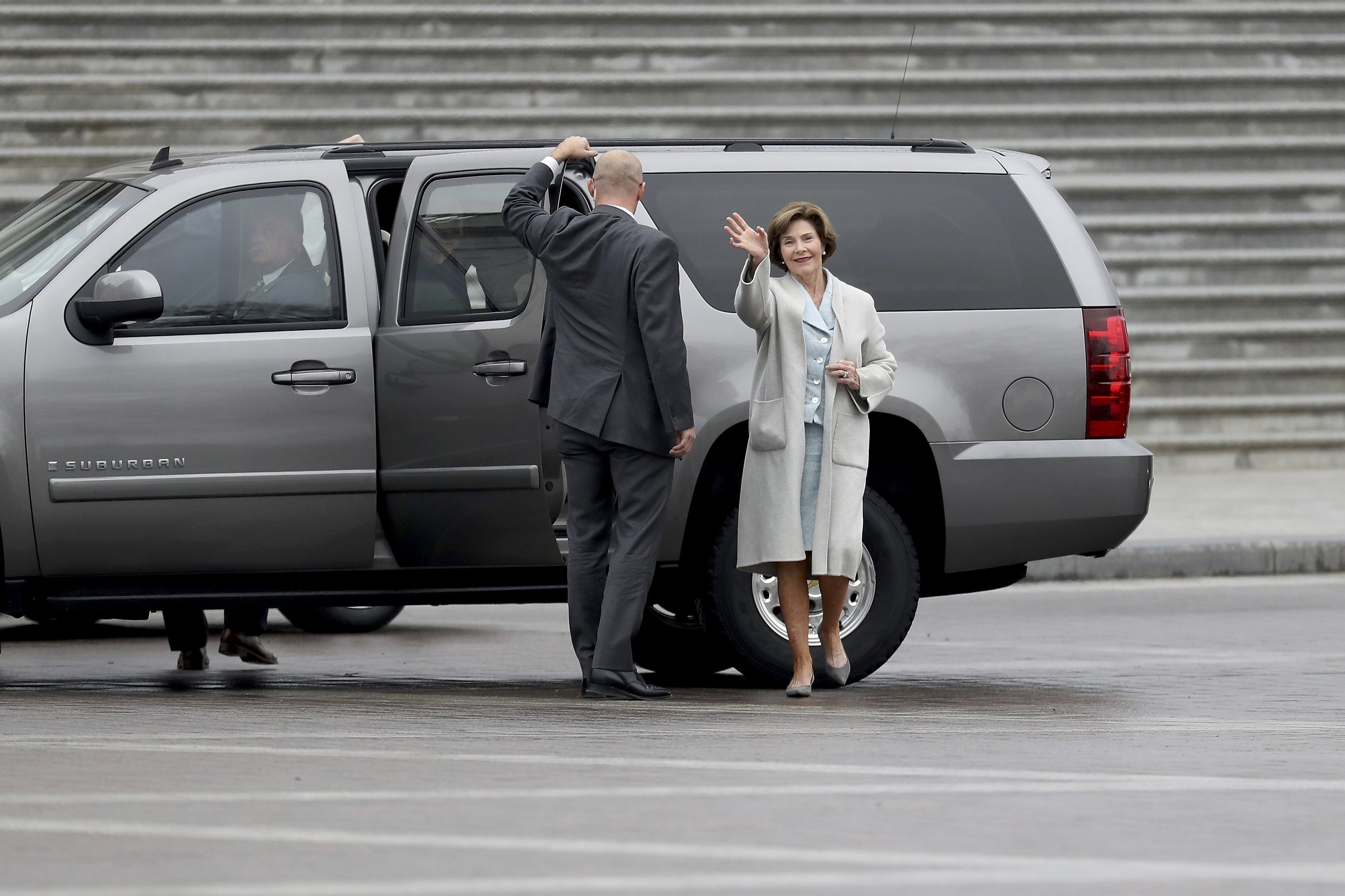 لورا بوش زوجة الرئيس الأمريكى الأسبق تلوح بيدها للكاميرات