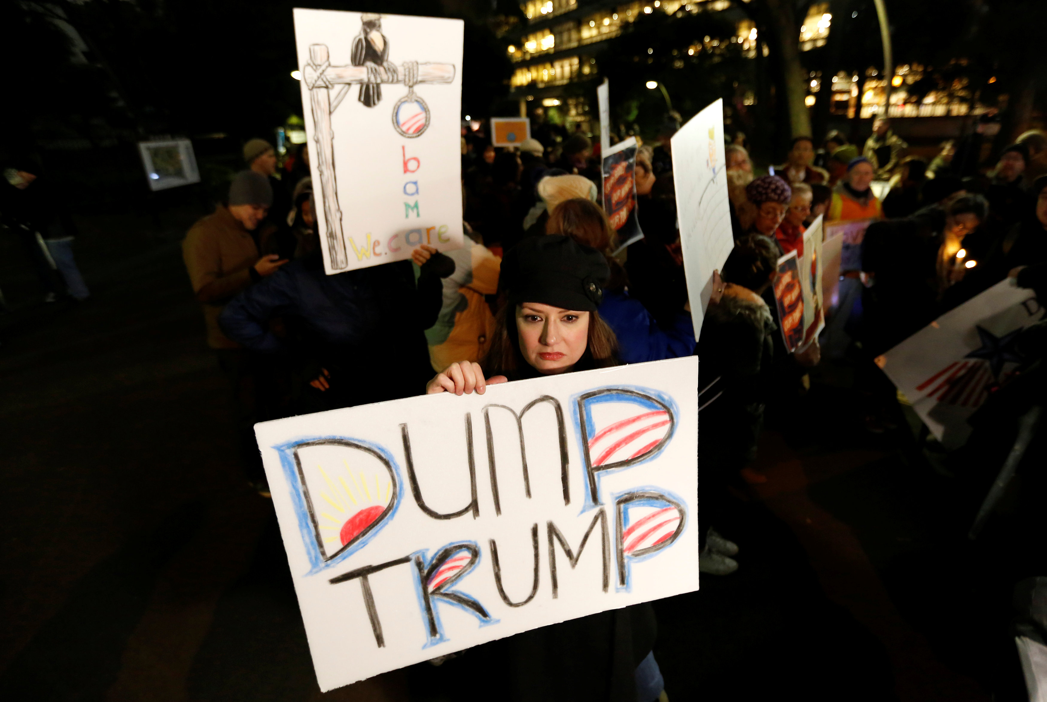 لافتات مناهضة للرئيس الأمريكى دونالد ترامب فى مسيرة بطوكيو